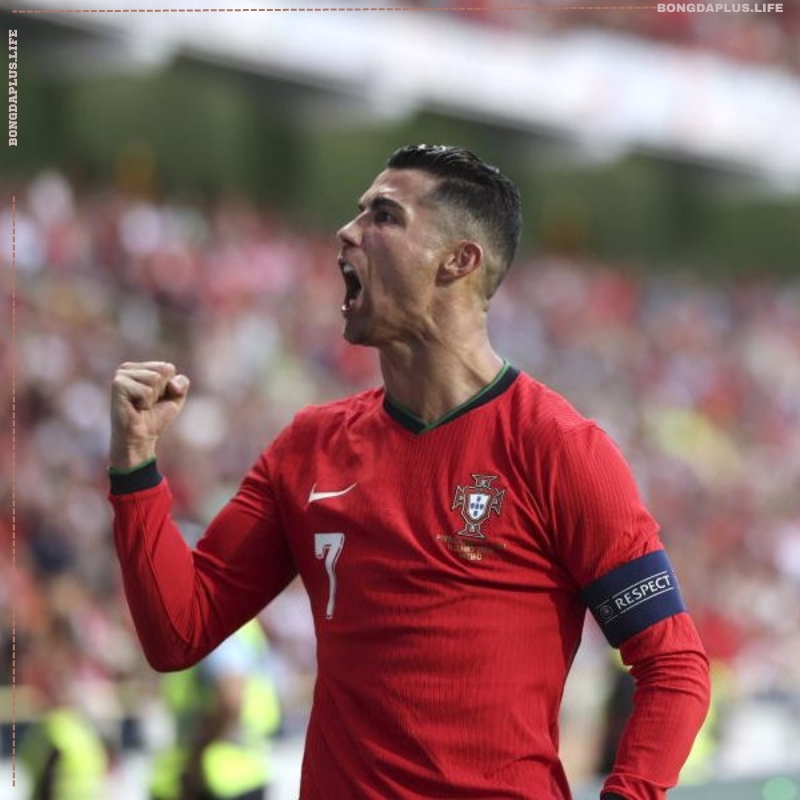 Cristiano Ronaldo là cầu thủ đầu tiên đá ở 5 kỳ Euro khác nhau